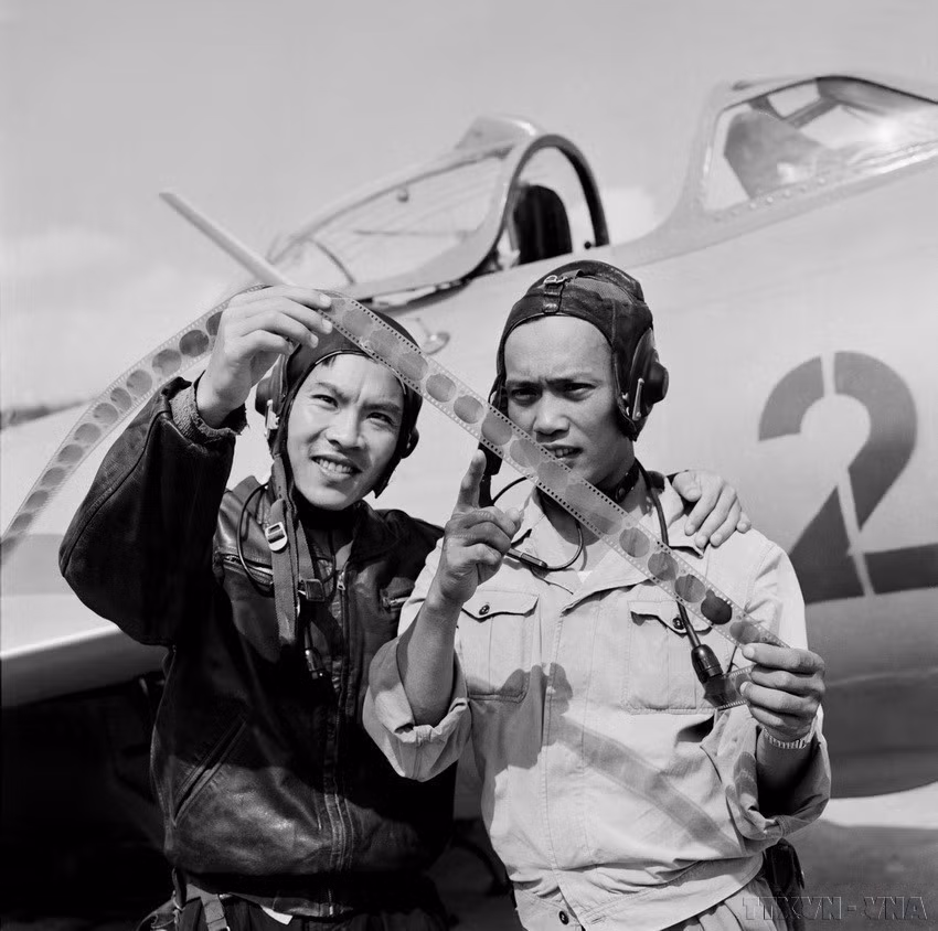 Les pilotes Tran Hanh et Pham Ngoc Lan (droite), deux excellents pilotes de la force aérienne populaire vietnamienne, ont abattu de nombreux avions américains. Photo : VNA