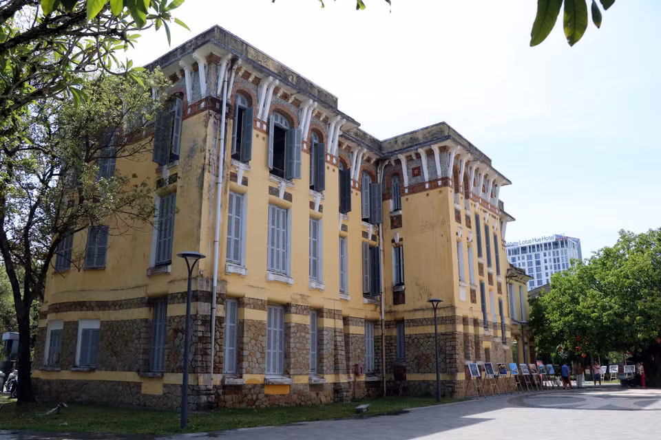 Au cœur de Huê, le long de la magnifique rivière des Parfums, deux édifices d'architecture française situés aux 23-25 rue Le Loi ont connu une belle reconversion. Ils sont désormais entièrement dédiés à la culture et aux livres, offrant un espace unique à la ville. Photo : Do Truong – VNA