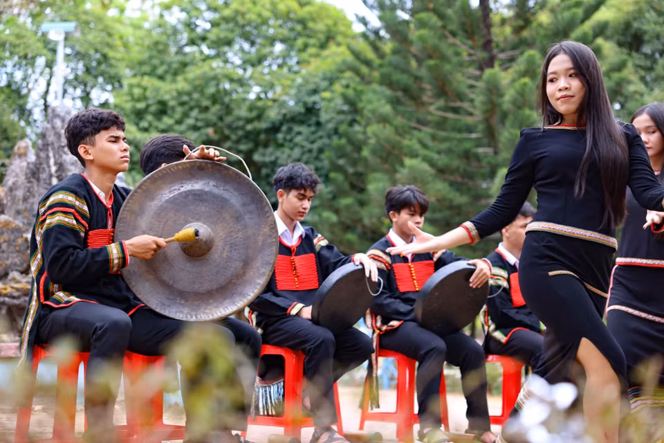 Grâce au soutien de l'école et à l'enseignement d'artisans, les deux groupes de gongs du lycée-internat pour les minorités ethniques N'Trang Long ont mémorisé la plupart des chants traditionnels de l'ethnie Ede. Photo : Thanh Tung – VNA