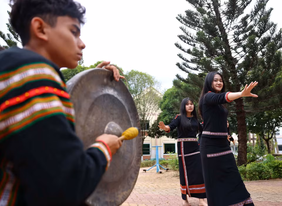 Après une première année d'initiation par des artisans de gongs, les élèves prennent le relais pour enseigner à d'autres élèves. Photo : Thanh Tung – VNA