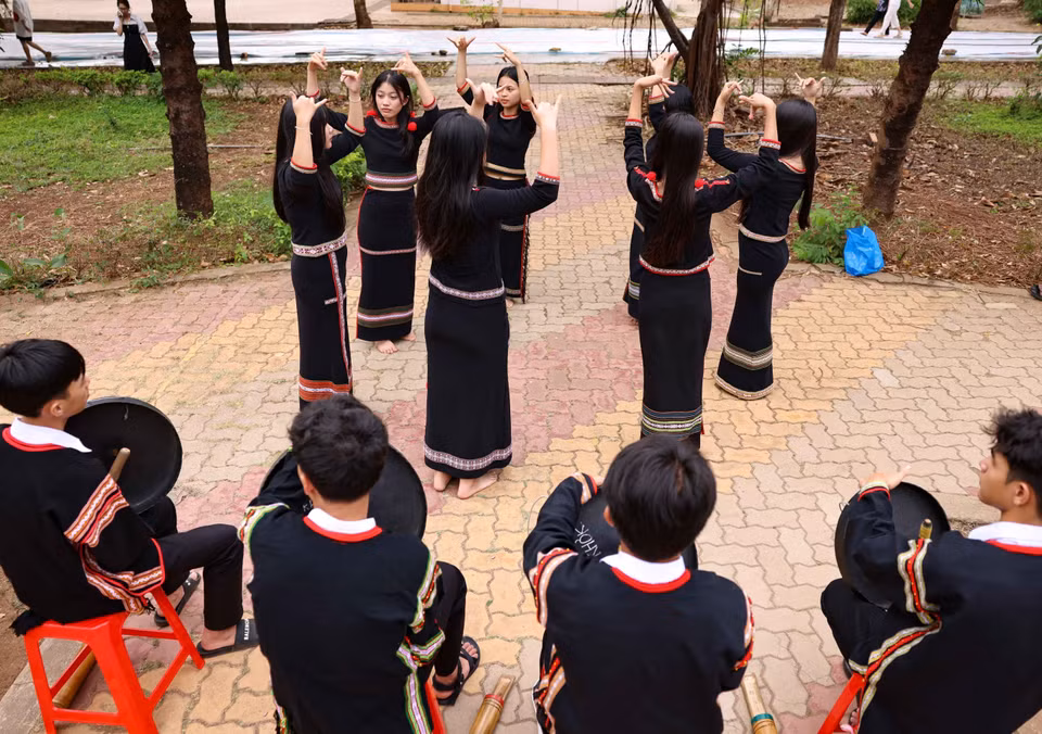 Au lycée-internat pour les minorités ethniques N'Trang Long, la culture du gong se transmet de classe en classe. Photo : Thanh Tung – VNA
