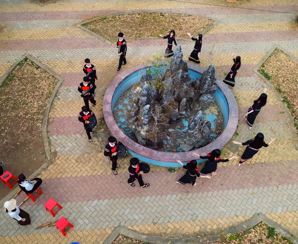 Les écoles-internats pour les minorités ethniques de Dak Lak innovent activement dans leurs méthodes d'enseignement, en mettant l'accent sur l'éducation, la préservation et la promotion des cultures traditionnelles. Photo : Thanh Tung - VNA