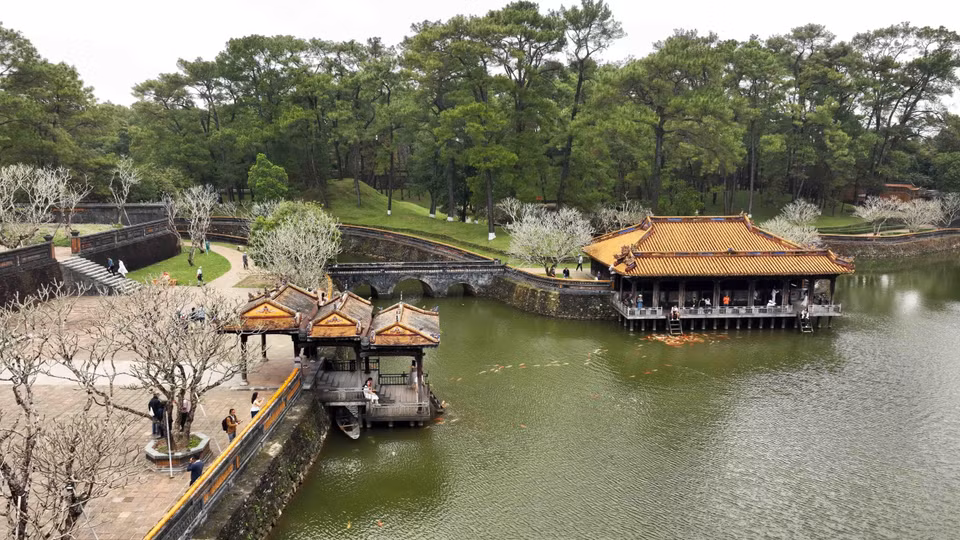 Le tombeau du roi Tu Duc (Khiem Lang) a été construit sur le côté droit de la colline Canh Vong dans le village de Thuy Ba, quartier de Thuy Xuan, ville de Hue. Une destination à ne pas manquer pour les touristes. Photo : Vu Sinh – VNA