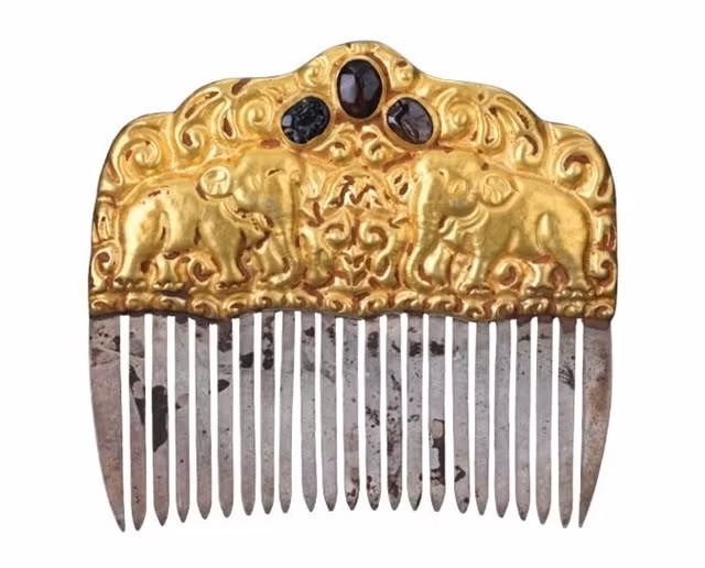 Un peigne en or, en argent et en pierres précieuses.jpg