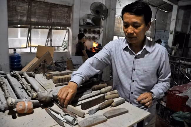 Fabrication de peignes en corne.jpg