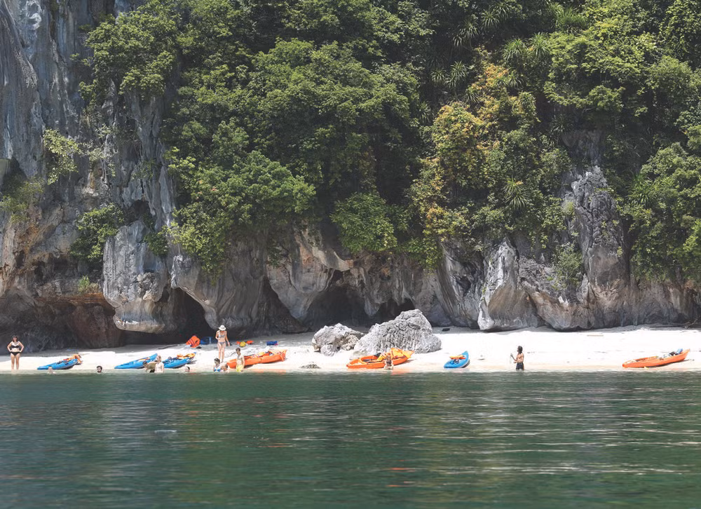 Une plage de la baie de Lan Ha.jpg