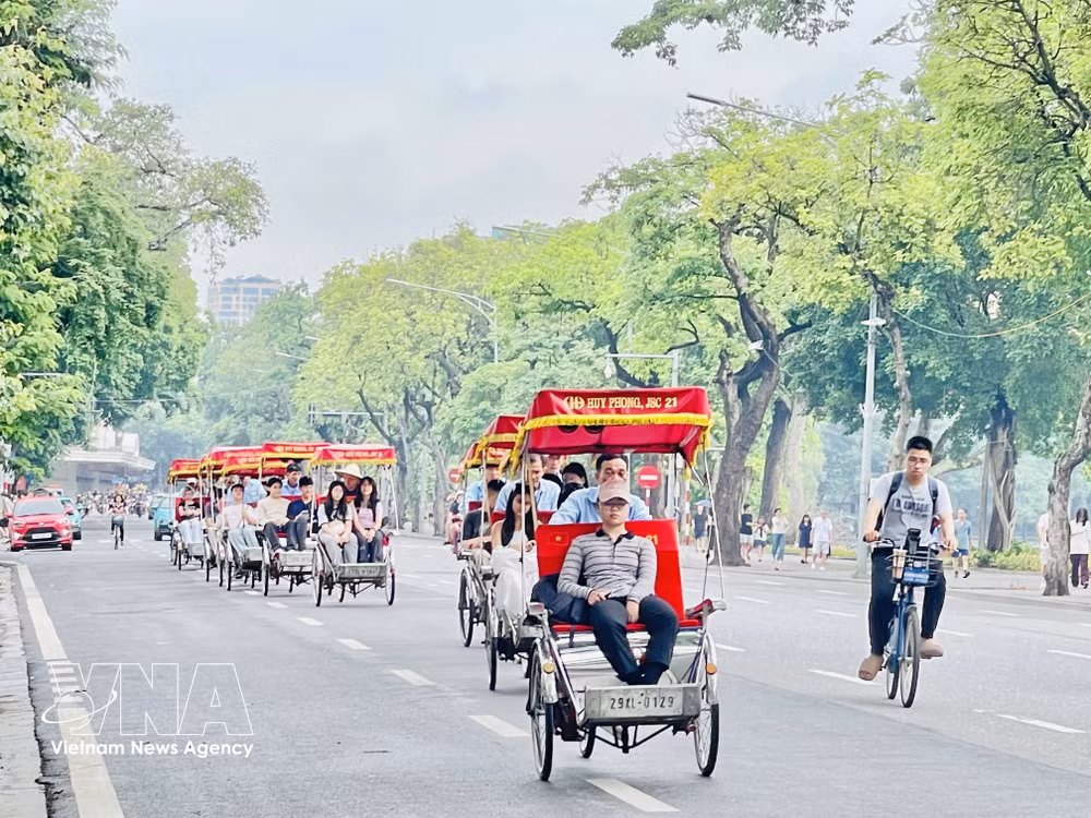 vnanet_potal-ha-noi-cam-xe-may-chay-xang-can-lo-trinh-xanh-di-cung-voi-an-sinh-8180647.jpg