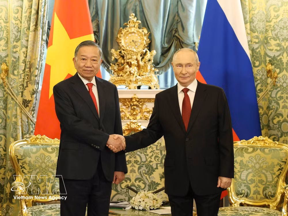 vnanet_potal-tong-thong-nga-putin-chu-tri-le-don-tong-bi-thu-chu-tich-nuoc-to-lam-cung-phu-nhan-9013999.jpg