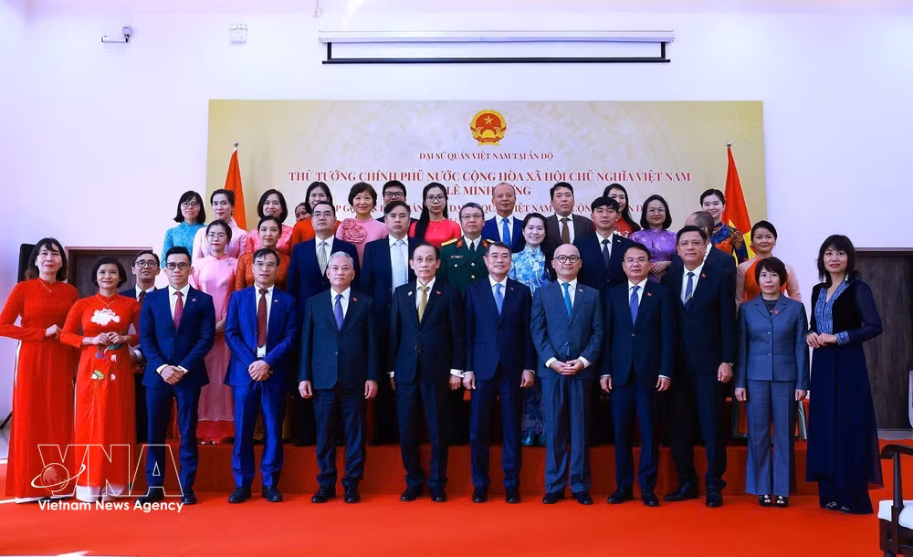 vnanet_potal-thu-tuong-gap-can-bo-nhan-vien-dai-su-quan-viet-nam-tai-an-do-9022421.jpg