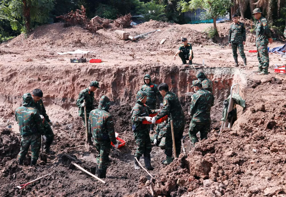 vna-potal-vuot-nang-thang-mua-day-nhanh-tien-do-quy-tap-hai-cot-liet-si-tai-cong-vien-le-thi-rieng-9061054.jpg