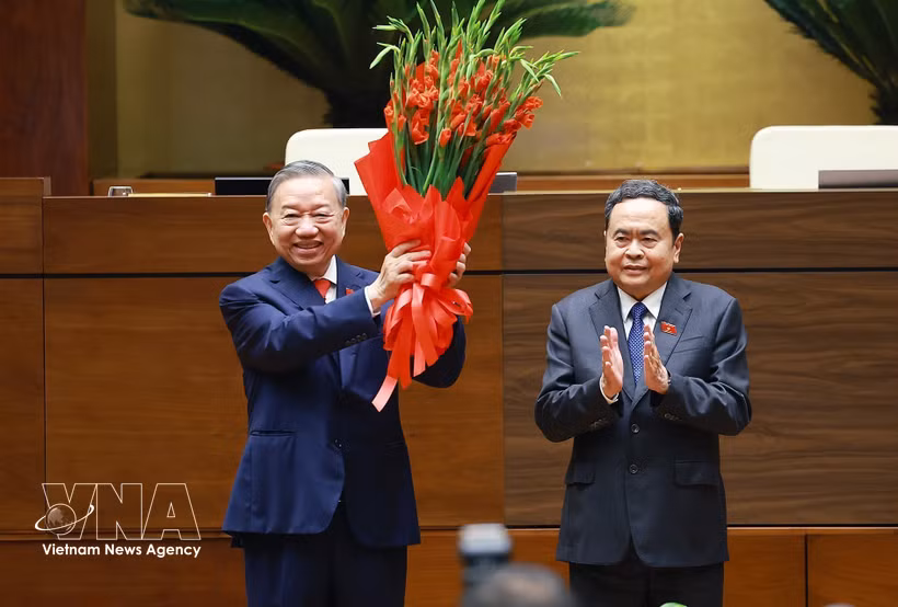 Le président de l'Assemblée nationale, Tran Thanh Man (droite), offre des fleurs au secrétaire général et président To Lam. Photo : VNA.