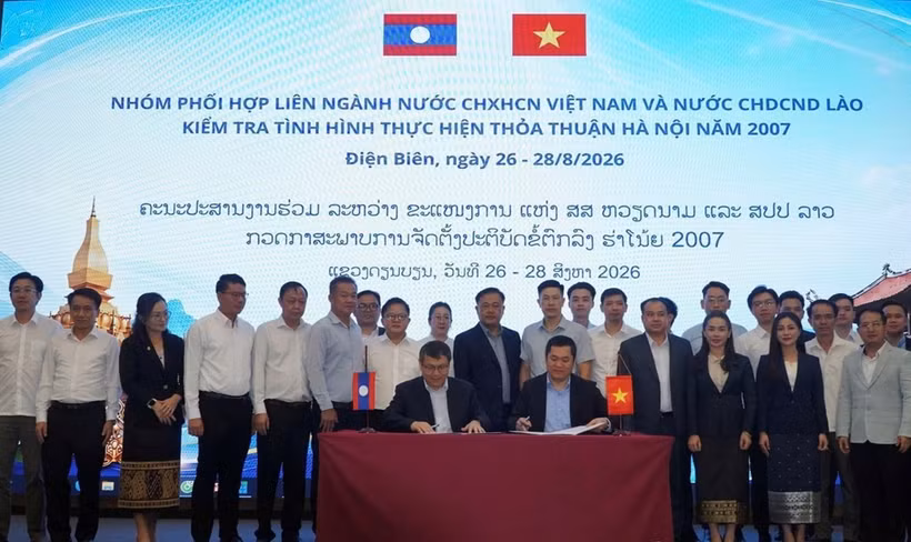 Des représentants du groupe de coordination interministériel Vietnam-Laos signent le procès-verbal de la réunion. Photo : Ministère de l’Industrie et du Commerce