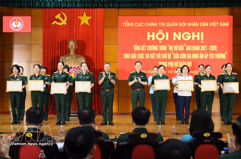 Le général Le Quang Minh, chef adjoint du Département général de la politique, et le général Pham Truong Son, chef d'état-major adjoint de l'Armée populaire du Vietnam, remettent des satisfecit à des collectifs et à des individus exemplaires. Photo : VNA