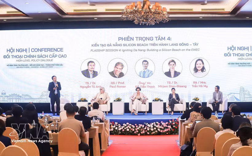 Tran Ha My (première à droite) participe à la Conférence de dialogue politique de haut niveau sur les nouveaux modèles de croissance, l’innovation et les villes mondiales, en juillet 2026 à Da Nang. Photo : VNA