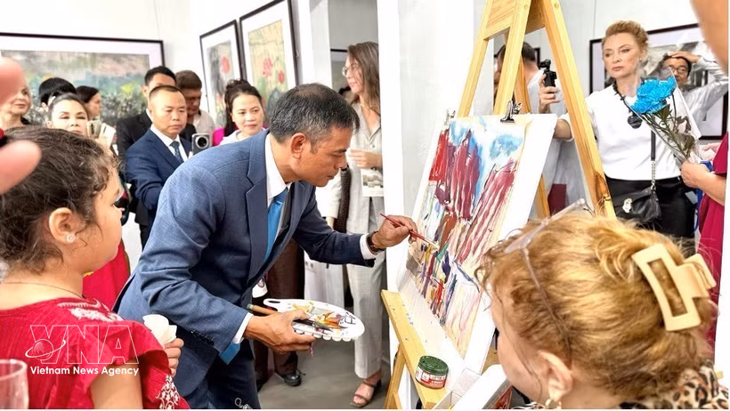 La démonstration de peinture en direct réalisée par le peintre Ngo Duc Hoang. Photo: VNA