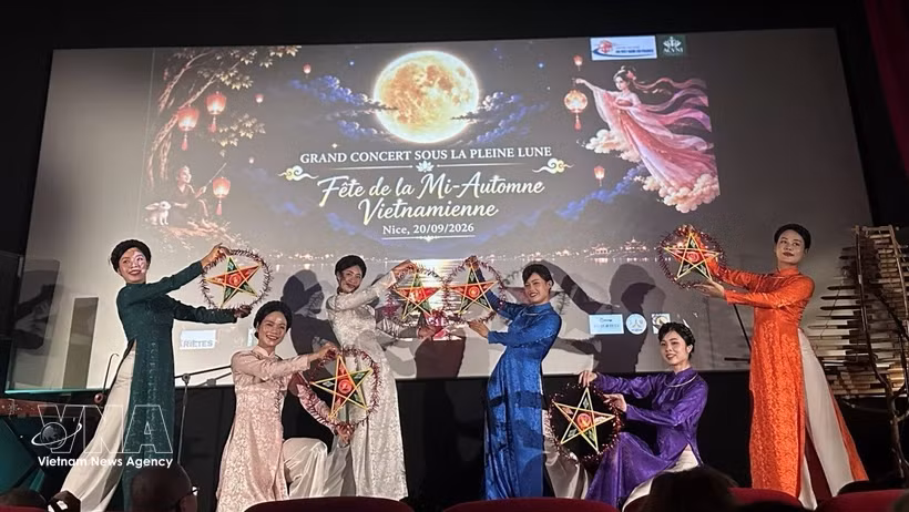 Un numéro artistique lors du programme « Grand concert sous la pleine lune - Fête de la Mi-Automne vietnamienne 2026 ». Photo: VNA