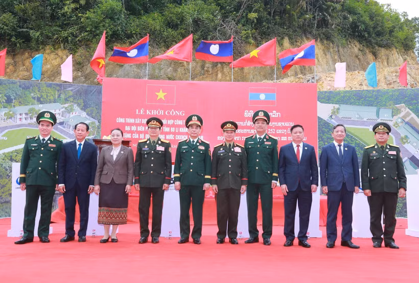 Les deux vice-Premiers ministres et ministres de la Défense du Vietnam et du Laos assistent à la cérémonie de pose de la première pierre du projet de construction d’un poste de coordination militaire frontalier commun. Photo: VNA