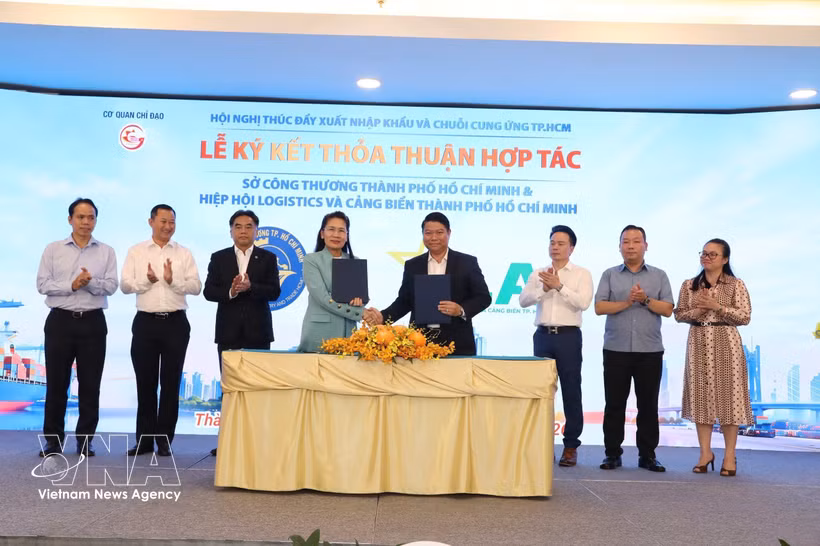 Le Service de l'industrie et du commerce de Hô Chi Minh-Ville signe un protocole d'accord avec l'Association de la logistique et des ports de la ville. Photo : VNA