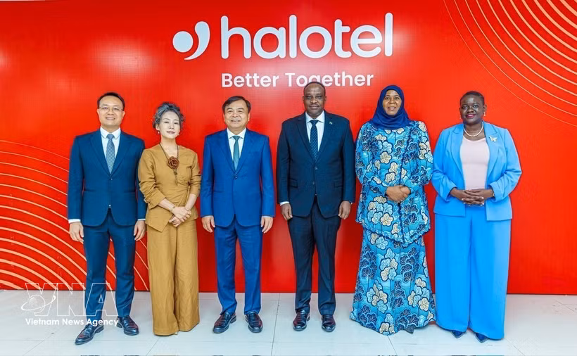 Des délégués vietnamiens et tanzaniens au siège de Viettel Tanzania (Halotel), co-organisateur du Forum. Photo : VNA