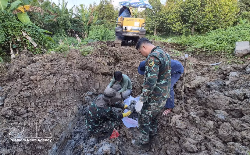 L'équipe K91 recherche et recueille de nombreux restes de soldats tombés au combat dans le hameau de Binh Hoa, commune de Ngu Hiep, province de Dong Thap. Photo : VNA