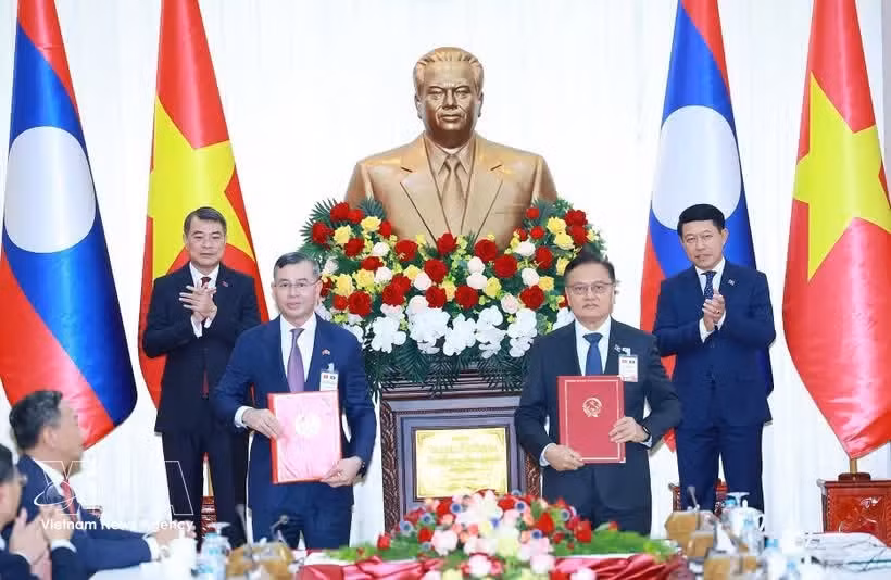 Le premier ministre vietnamien, Le Minh Hung, et son homologue lao, Saleumxay Kommasith, assistent à la cérémonie de signature de l'accord de coopération entre les deux gouvernements dans le secteur financier. Photo : VNA