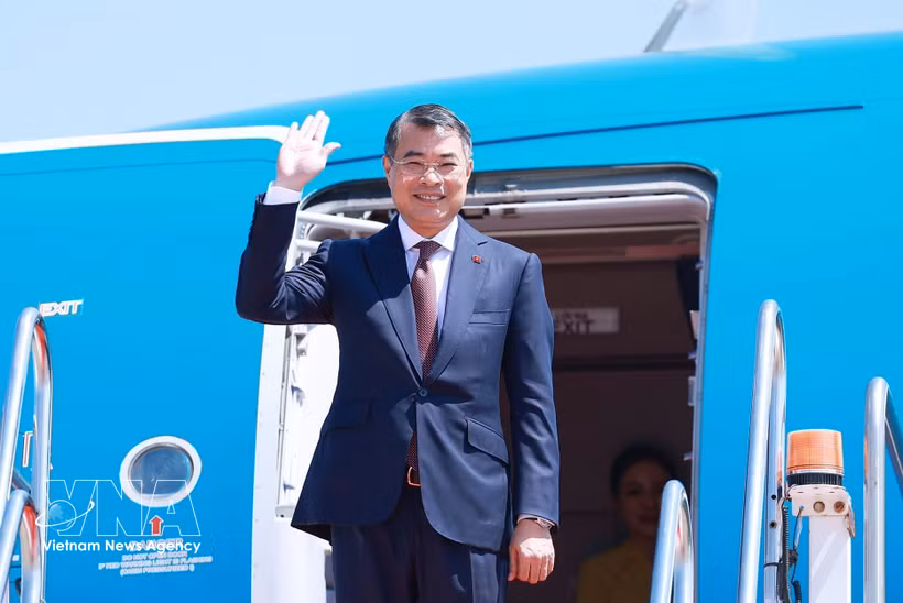 Le Premier ministre Le Minh Hung quitte Vientiane, concluant ainsi sa visite officielle au Laos. Photo : VNA