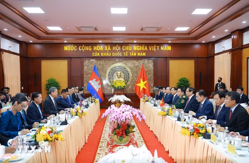 Entretien entre le Premier ministre Pham Minh Chinh et son homologue cambodgien Hun Manet. Photo: VNA