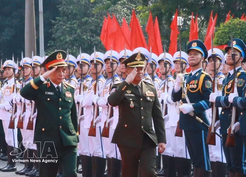 Les deux ministres de la Défense passent en revue la garde d'honneur de l'Armée populaire du Vietnam. Photo : VNA