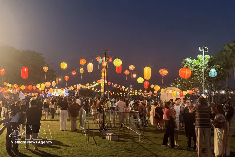 Le Festival des Lanternes 2026 attire des milliers de visiteurs à Darwin, en Australie. Photo: VNA