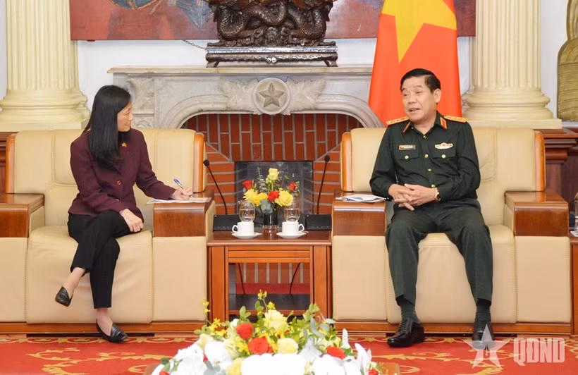 Le général de corps d’armée Nguyen Van Gau, reçoit l'ambassadrice des États-Unis au Vietnam, Jennifer Wicks, le 21 octobre à Hanoï. Photo: qdnd.vn