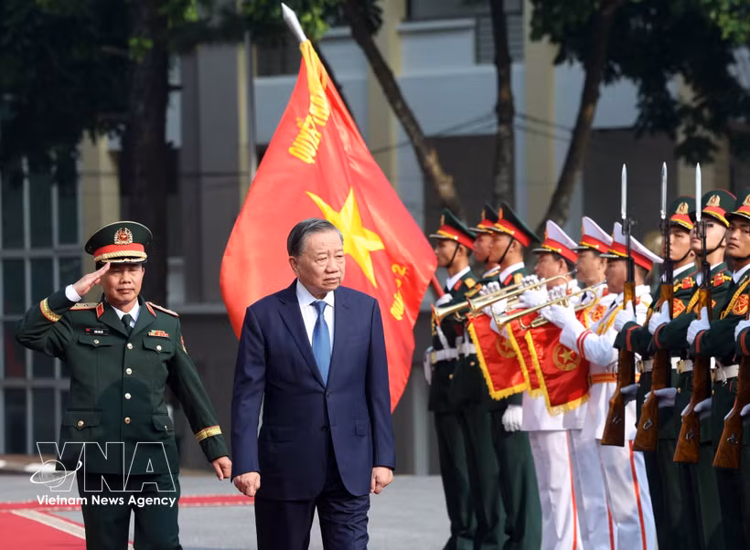 Le secrétaire général et président To Lam, secrétaire de la Commission militaire centrale, passe en revue la garde d'honneur lors de la cérémonie commémorative. Photo : VNA