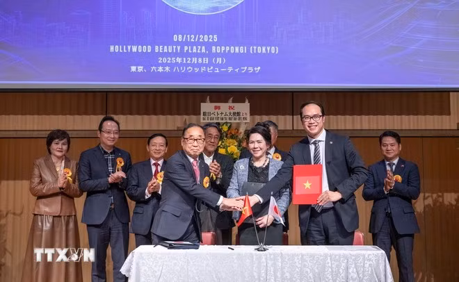 L'Association vietnamienne au Japon (VJBA) et l'Académie de couture d'Ushiyama signent un accord de coopération. Photo : Xuan Giao/VNA