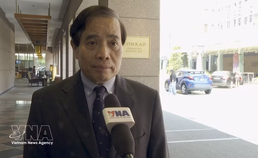 Le professeur Vu Minh Khuong, de l'École de politique publique Lee Kuan Yew, répond à une interview de la VNA. Photo: VNA