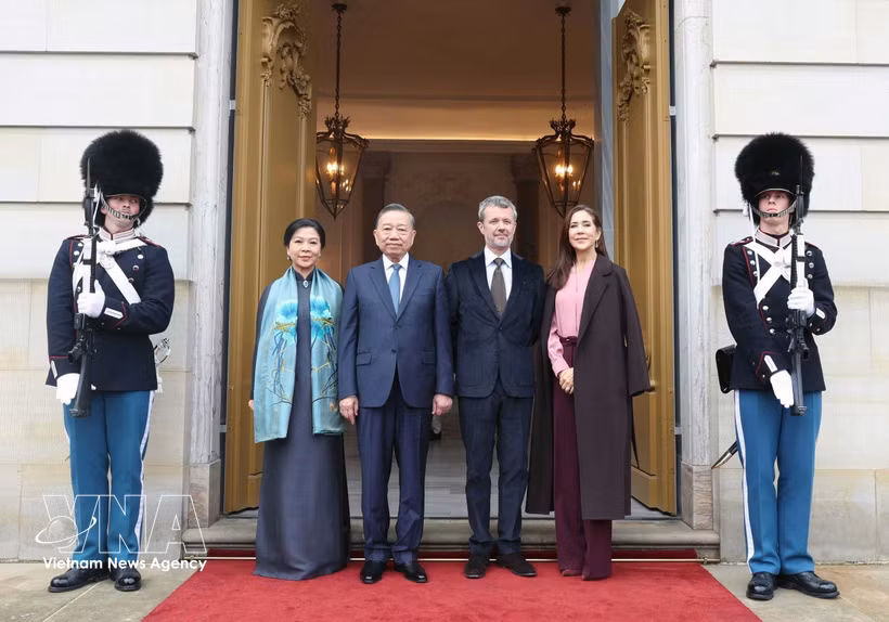 Le roi danois Frederik X (2e, droite) et la reine Mary (première, droite) président la cérémonie officielle d'adieu en l'honneur du secrétaire général du Parti et président To Lam et de son épouse. Photo: VNA