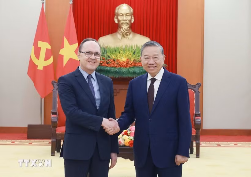 Le secrétaire général du Parti To Lam (droite) reçoit l'ambassadeur de la Russie au Vietnam, Gennady Bezdetko. Photo : VNA