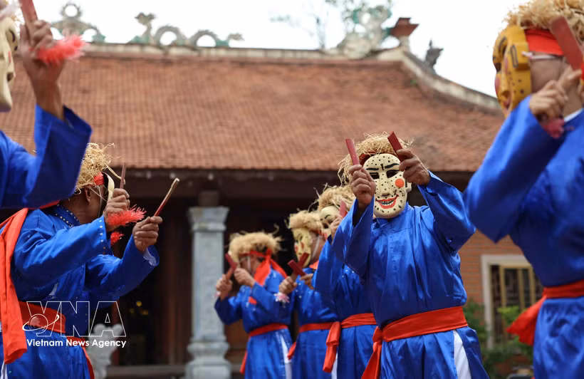 La danse Xuan Pha réunit les cinq danses représentent les cinq pays qui ont envoyé des cadeaux de félicitations au roi Dinh Bo Linh après sa victoire. Photo : VNA