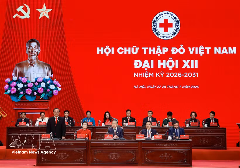 Le secrétaire général du Parti et président de la République To Lam assiste et participe au présidium du 12e Congrès national de la Croix-Rouge du Vietnam. Photo : VNA