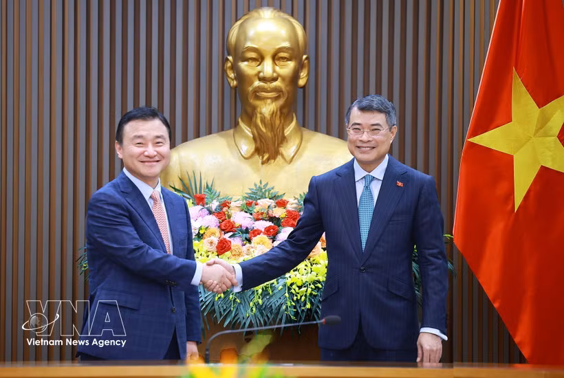 Le Premier ministre vietnamien, Le Minh Hung (droite), reçoit le directeur général de Samsung Electronics, Roh Tae Moon. Photo: VNA