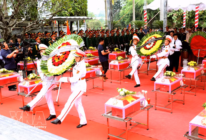 Cérémonie de dépôt de gerbes en hommage aux Héros morts pour la patrie. Photo : VNA