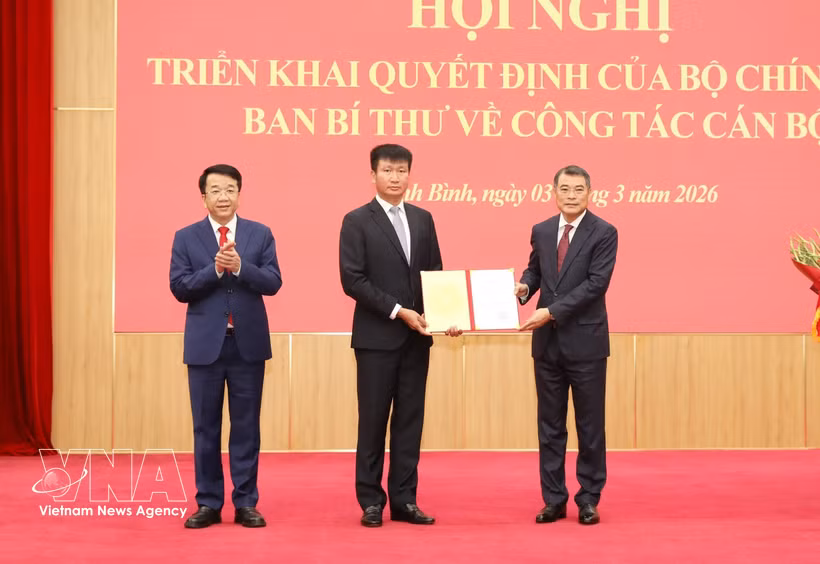 Le Minh Hung (droite), secrétaire du Comité central du Parti et chef de la Commission d’organisation du Comité central, remet à Tran Huy Tuan la décision sur sa nomination au poste de secrétaire du Comité provincial du Parti de Ninh Binh pour le mandat 2025-2030. Photo: VNA 