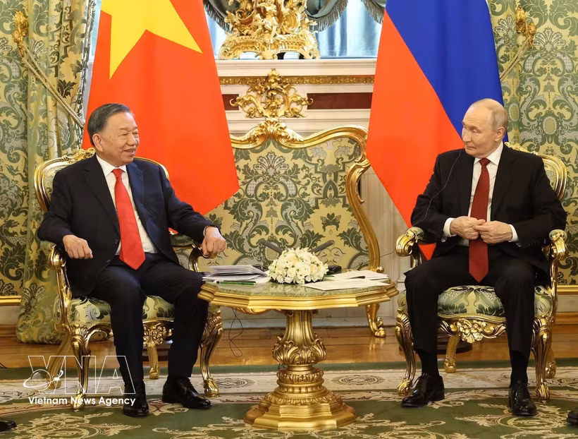 Le secrétaire général du Parti communiste du Vietnam, président de la République, To Lam (droite), et le président russe Vladimir Poutine. Photo: VNA