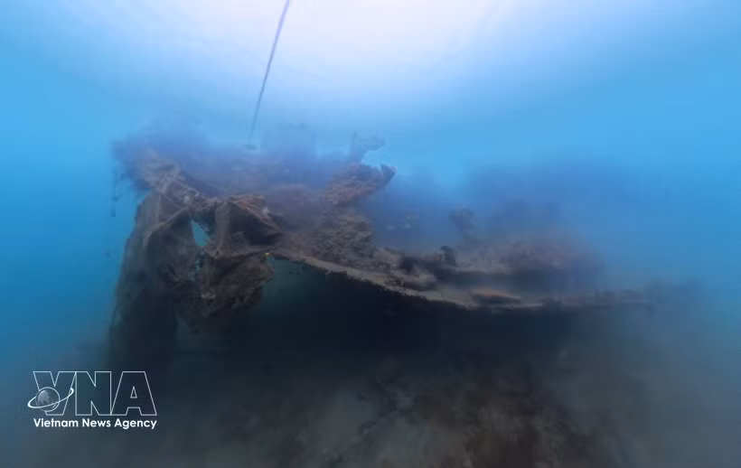 Le navire C143 coule en mer après plus de soixante ans. Photo : VNA