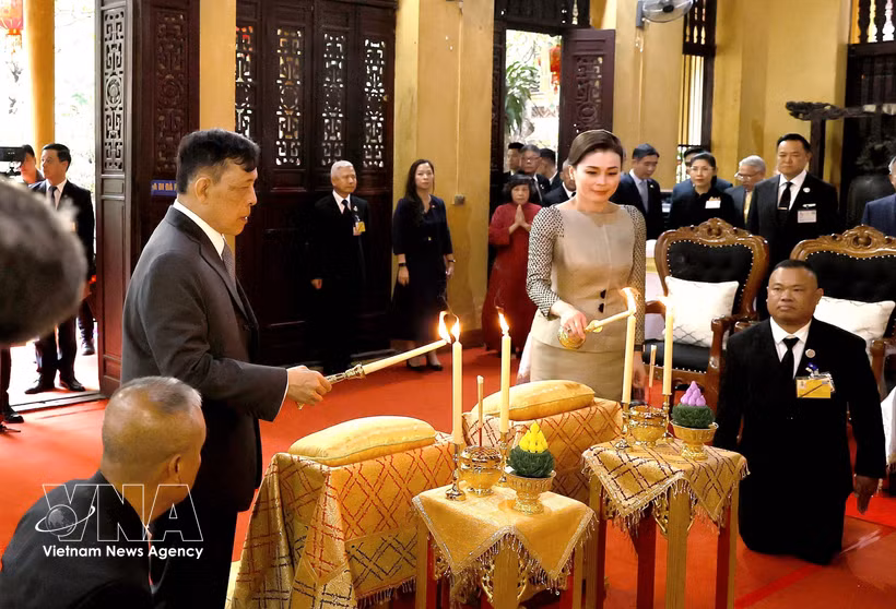 Le roi Maha Vajiralongkorn Phra Vajiraklaochaoyuhua et la reine Suthida Bajrasudhabimalalakshana de Thaïlande effectuent les rites traditionnels d'offrande de bougies et de fleurs à la pagode Quan Su. Photo: VNA