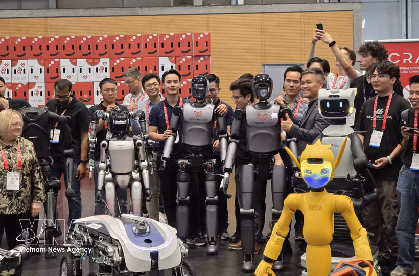 Le robot VR-H3 de VinRobotics participe au défilé de robots de l'ICRA 2026. Photo : VNA