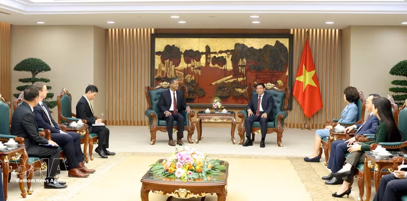 Le vice-Premier ministre vietnamien Nguyen Van Thang (droite) reçoit Linh Austin, PDG de la société américaine R3 Lithium. Photo: VNA