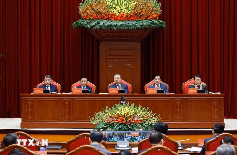 Le secrétaire général du Parti communiste du Vietnam, To Lam (au milieu), préside la conférence consacrée au bilan de la lutte contre la corruption, le gaspillage et les phénomènes négatifs durant le 13ᵉ mandat du Parti. Photo: VNA