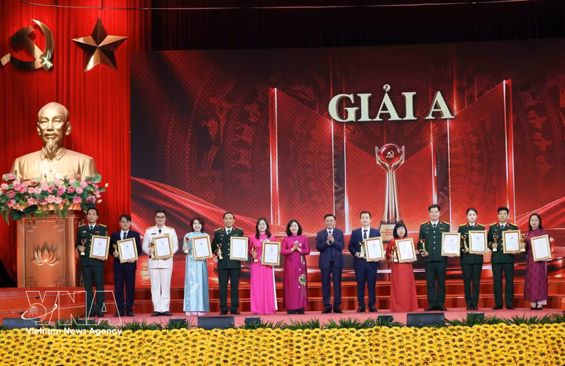 Le permanent du Secrétariat Tran Cam Tu (7e, droite) et Mme Bui Thi Minh Hoai (7e, gauche) décernent 12 premiers prix (prix A) aux auteurs et collectifs d'auteurs distingués. Photo: VNA