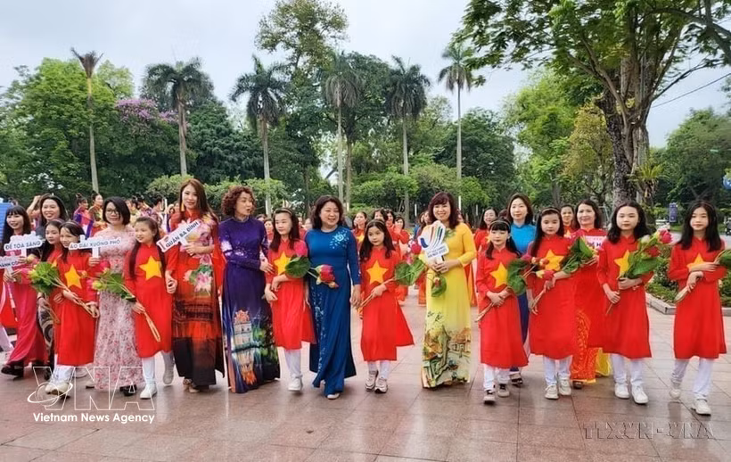 Le Festival de l'"Ao Dai dans les rues" est organisé par l’Union des femmes du district de Ba Dinh, en 2022, à Hanoï. Photo : VNA