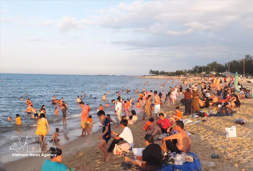 De nombreux habitants et touristes se rendent sur la plage de Thuan An à Hue pour se détendre et se baigner. Photo : VNA 