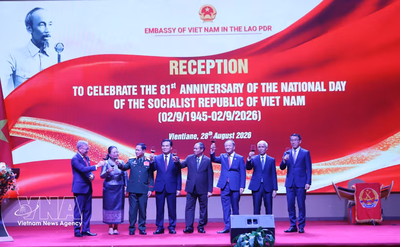 L'ambassadeur du Vietnam au Laos, Nguyen Minh Tam, et des invités lors de la réception diplomatique. Photo: VNA